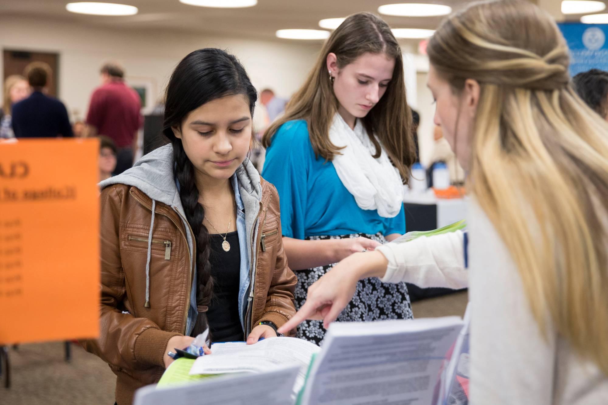 A student attending the Majors Fair.